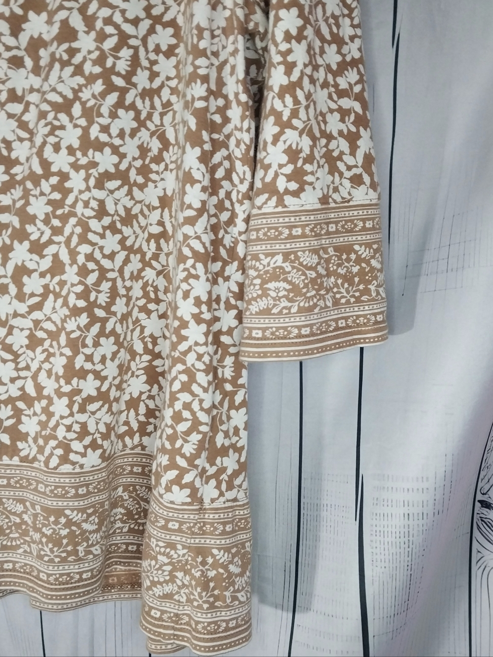 J. Jill Tan and White Floral V-Neck Boho 3/4 Sleeve Tunic Grandmacore Top - Picture 7 of 8
